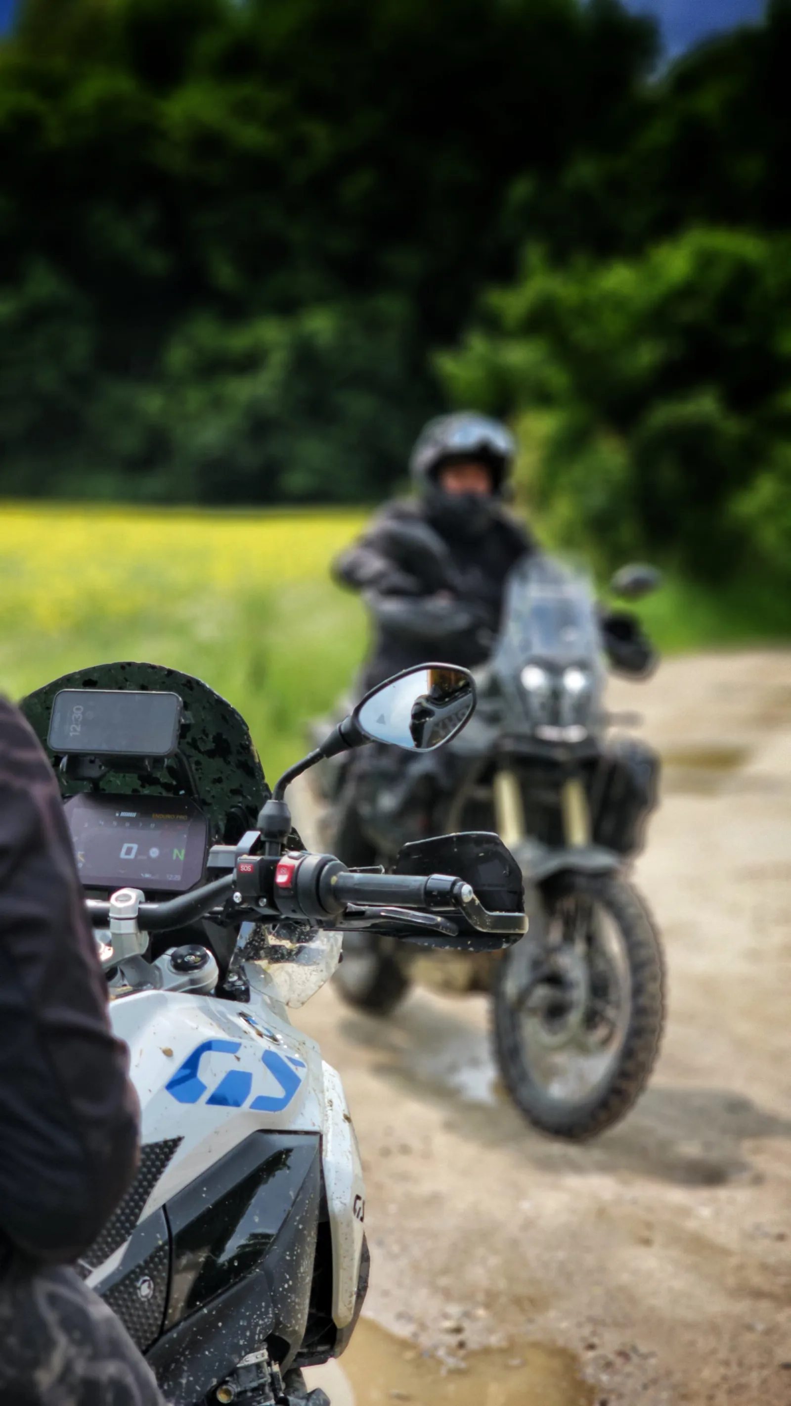 Motorradfahrer bei einer Pause