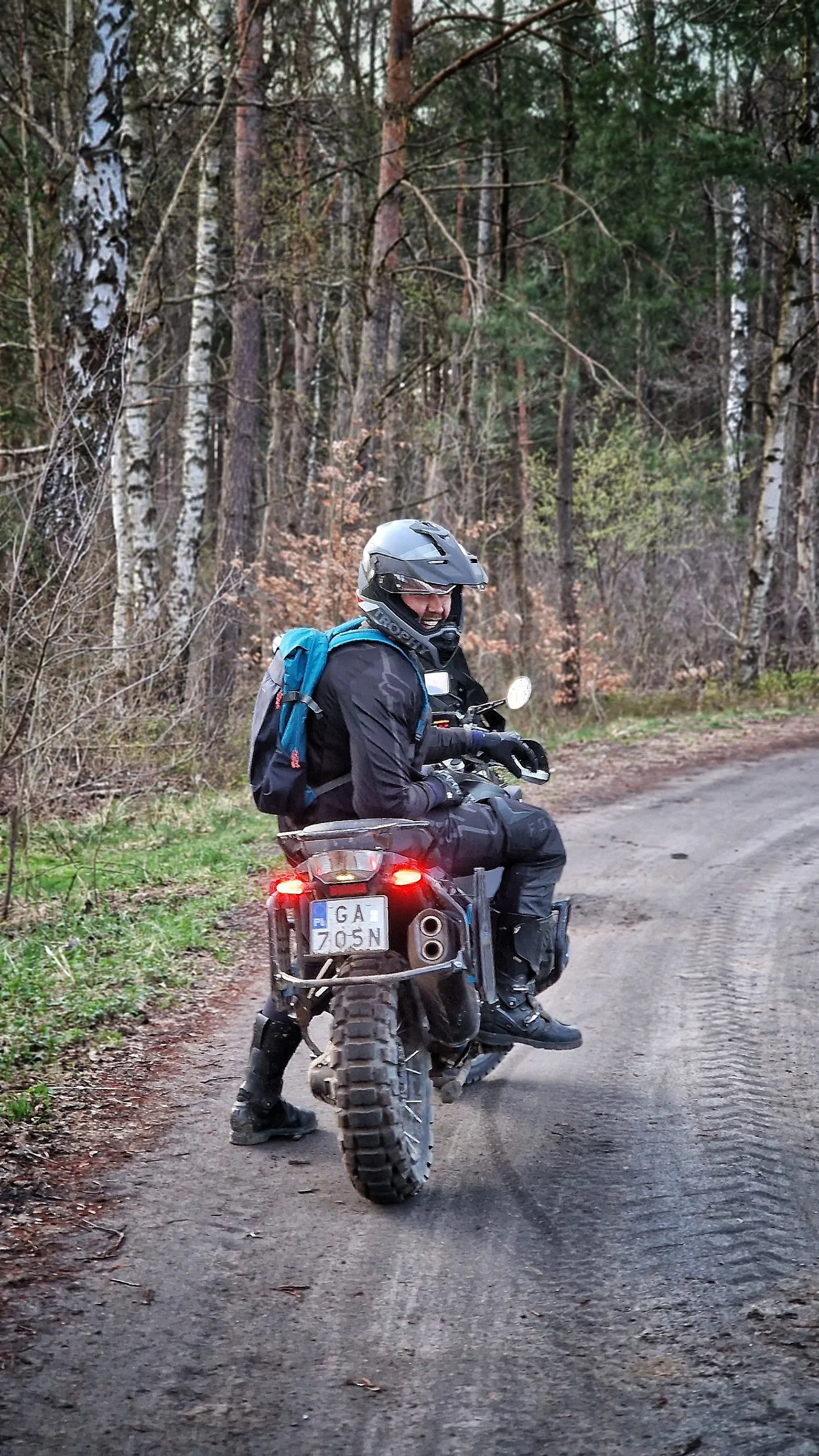 Motorradtour durch den Wald
