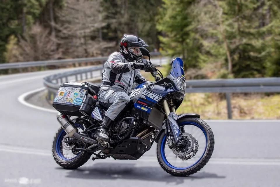 Motocyklista na górskiej drodze