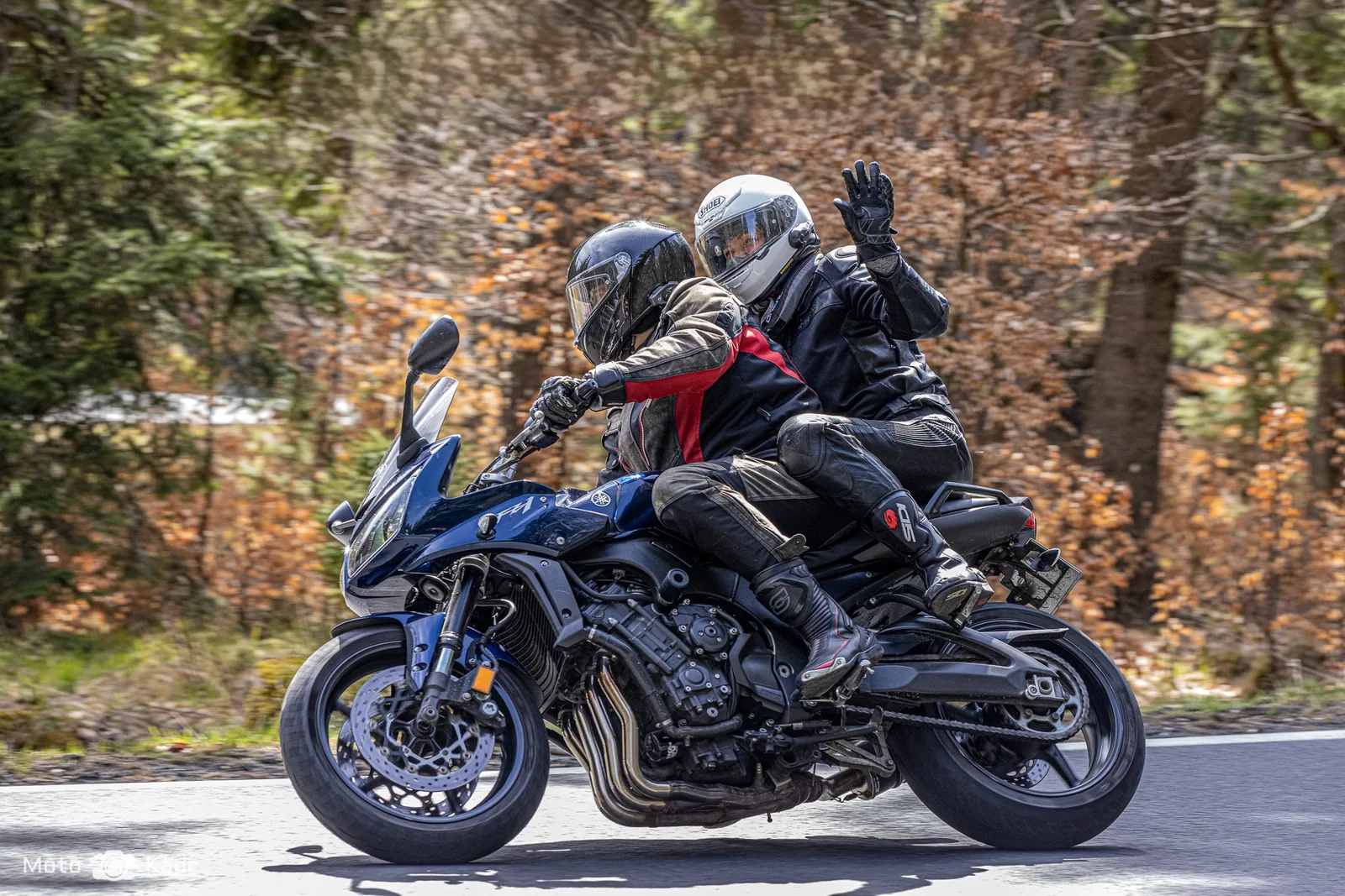 Dwoje motocyklistów na wspólnej trasie