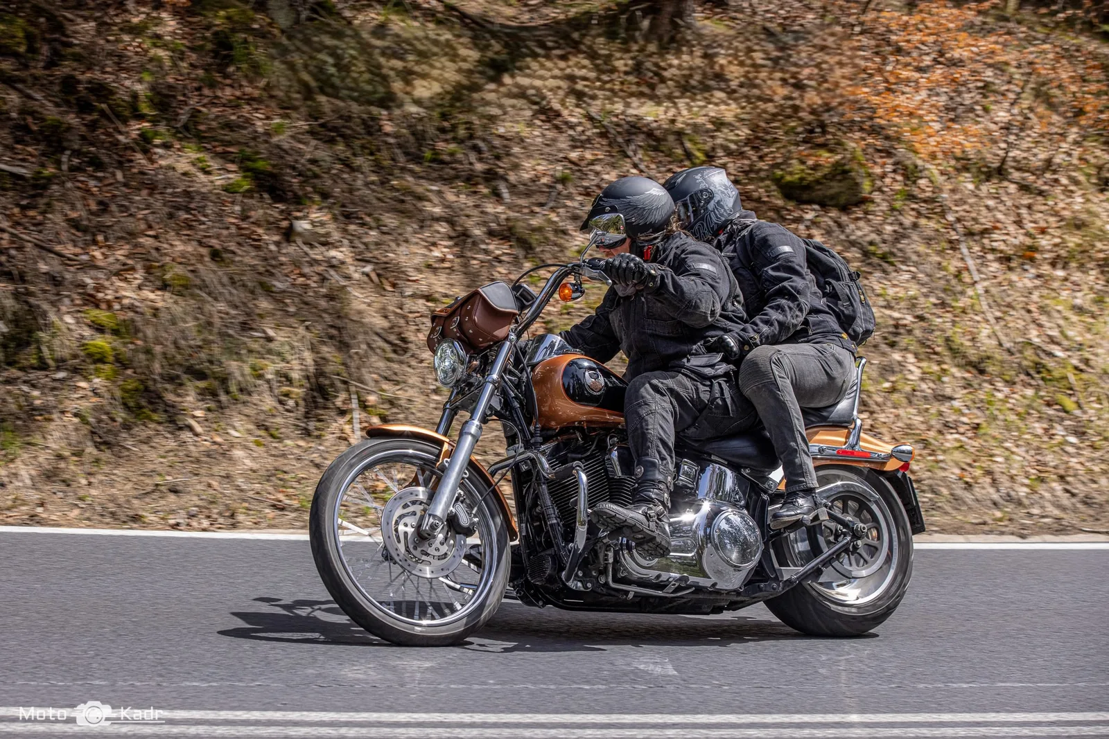 Motocyklista na krętej górskiej drodze